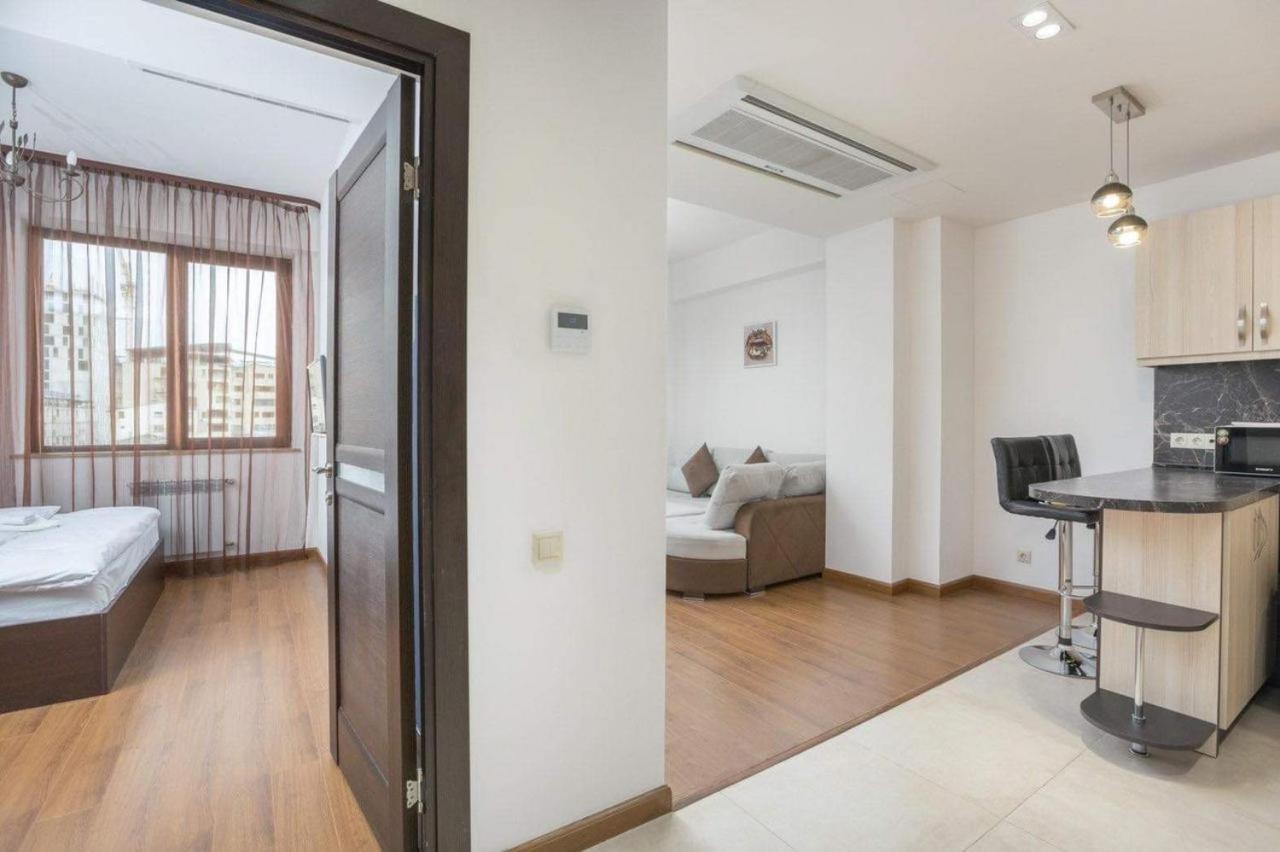 Deluxe Apartment In The City Center 2 Rooms Yerevan Exterior photo