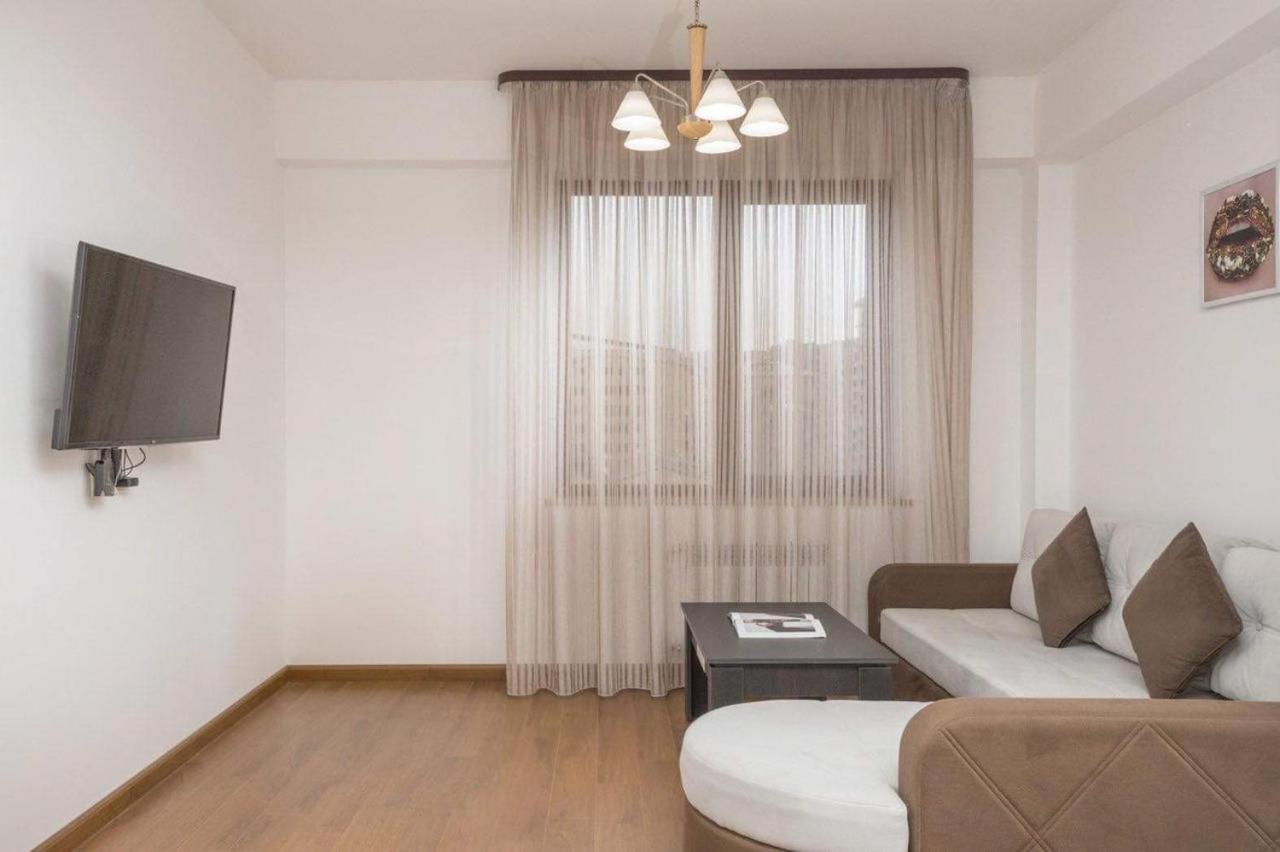 Deluxe Apartment In The City Center 2 Rooms Yerevan Exterior photo